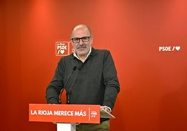 El diputado regional socialista, Miguel González de Legarra, en la rueda de prensa de esta mañana.