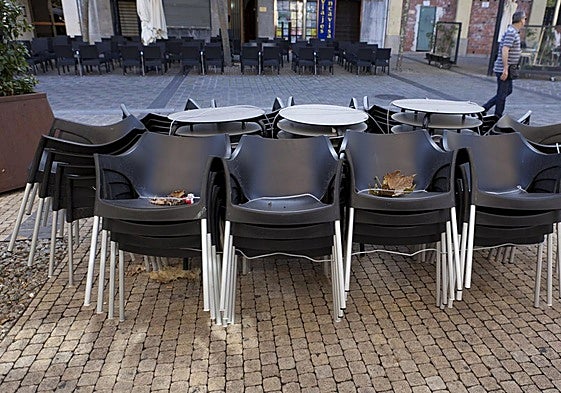 Terrazas, desmontada y montada, en una de las peatonales de Logroño.