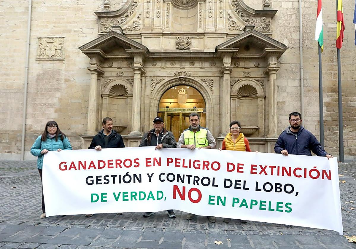 Protesta de ganaderos del Camero Viejo ante la situación del lobo: «Sigue matando a nuestros rebaños»