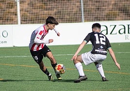 Nesta intenta llevarse el balón frente a Aimar, del Haro.