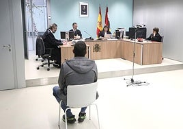 El acusado, este jueves, en el banquillo durante la vista oral en el Juzgado de instrucción uno.