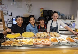 Parte del equipo del Trompeta de Plata junto a varias de las especialidades que se ofrecen en el bar.