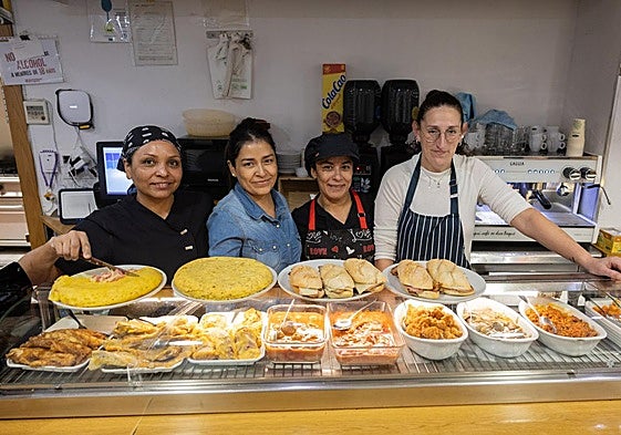 Parte del equipo del Trompeta de Plata junto a varias de las especialidades que se ofrecen en el bar.