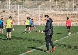 Unai Mendia dirige un entrenamiento en la Ciudad Deportiva de la UDL.