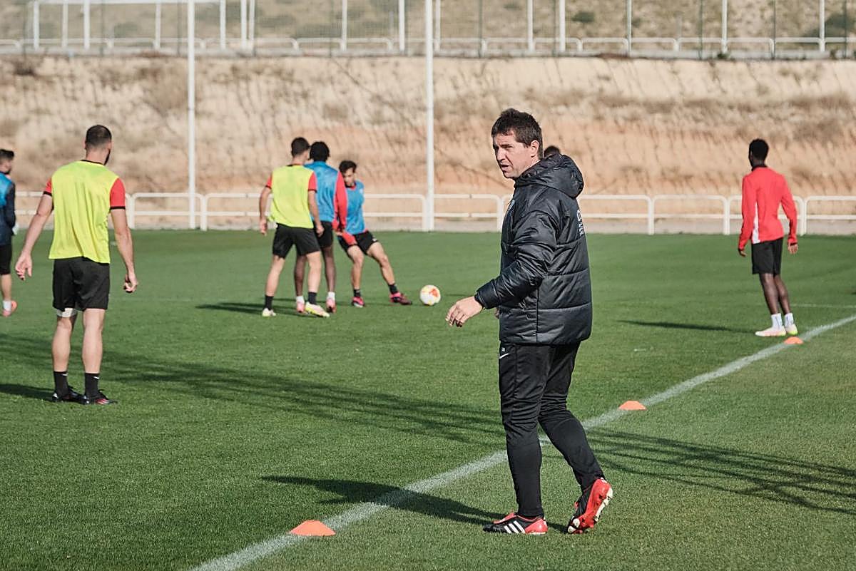Unai Mendia dirige un entrenamiento en la Ciudad Deportiva de la UDL.