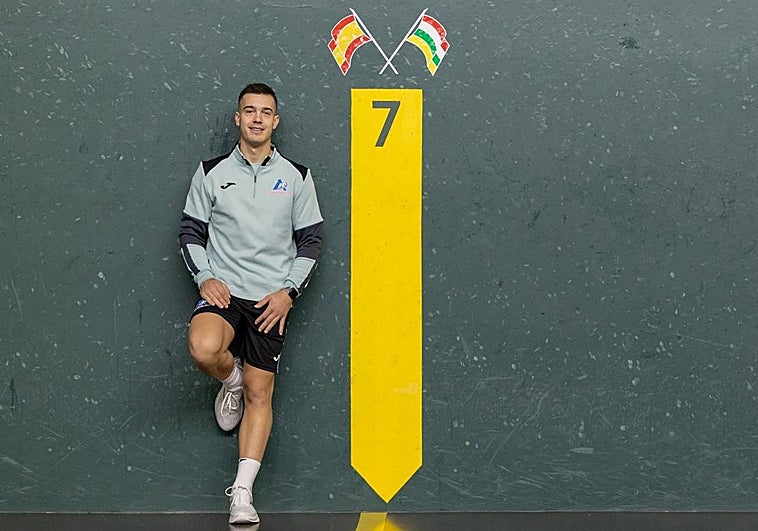 Carmelo Loza, apoyado en la pared del frontón Adarraga.