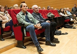 Isaías Lafuente (iz.) y Víctor Manuel en el aula magna del edificio de Ingeniería Industrial.