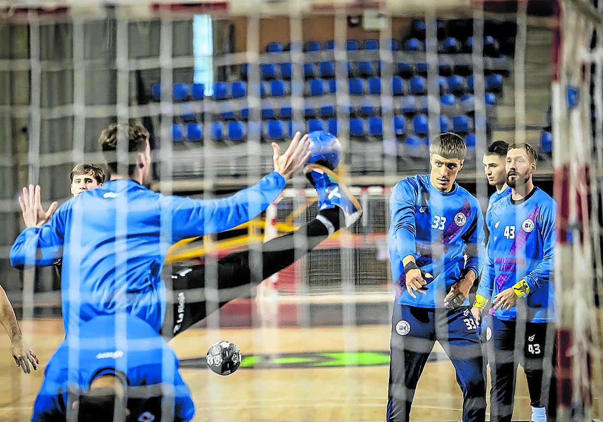 Marcos Cancio y Andrej Pergel calientan en un entrenamiento del Dicorpebal.