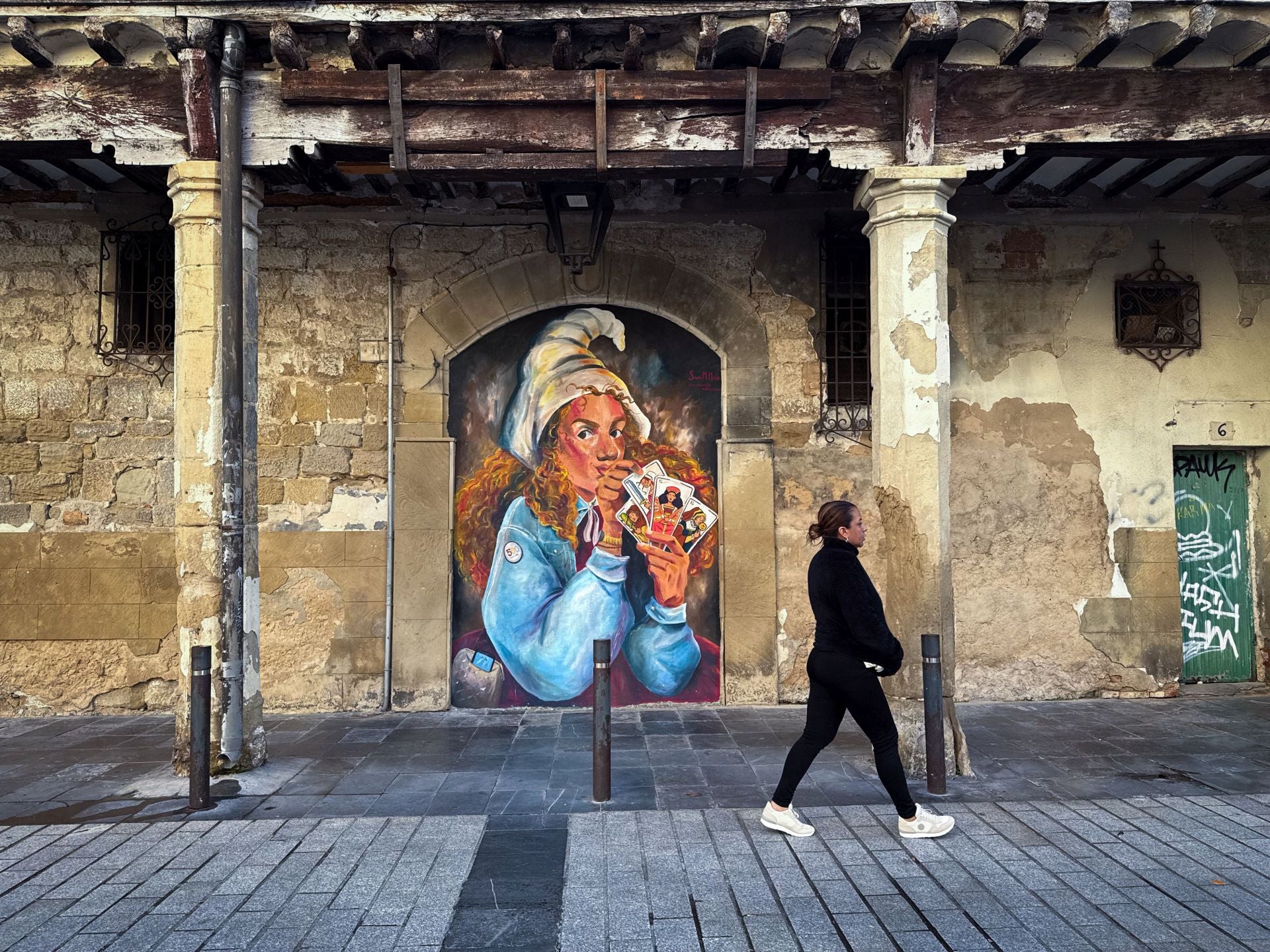El de las brujas de Zugarramurdi en el 6 de Rodríguez Paterna, en la popular casa de la Viga, es uno de los muchos murales, aunque de menor tamaño y aprovechando otros elementos, que pueden verse tanto en La Villanueva como en otros lugares del Casco Antiguo (generalmente efímeros y en constante movimiento).