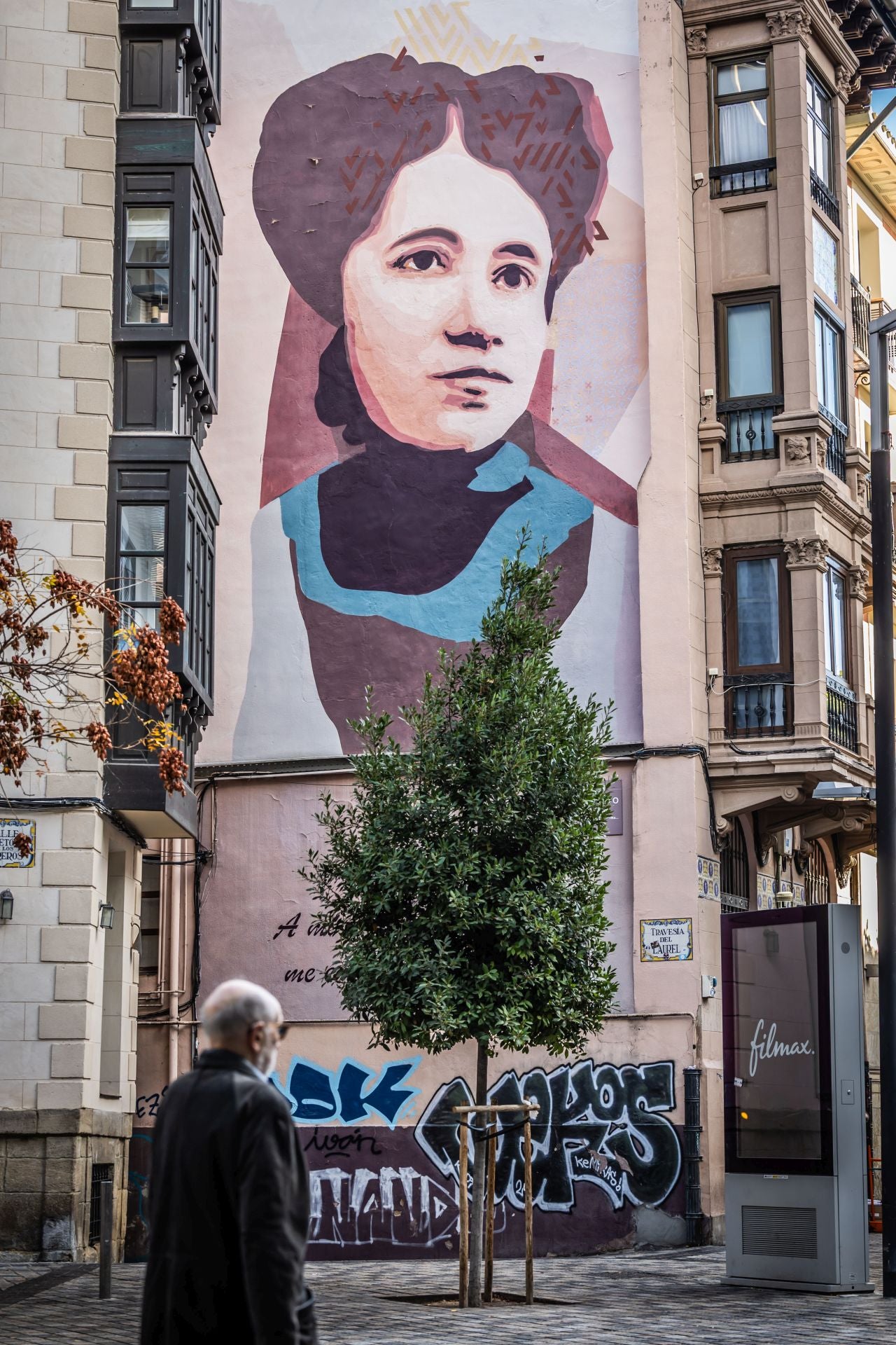 El rostro de la escritora riojana María de la O Lejárraga de la artista Andrea Btoy, visto desde la calle Bretón de los Herreros desde 2020, recuerda su importancia en la cultura «desde un punto de vista feminista».
