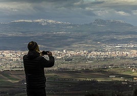 Panorámica de Logroño y la Sierra de Cantabria desde Clavijo.
