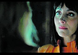 La actriz Alicia Fernández, con el buzo naranja que identifica al equipo que controla el búnker de 'El refugio atómico', en una escena de la nueva serie de Netflix .