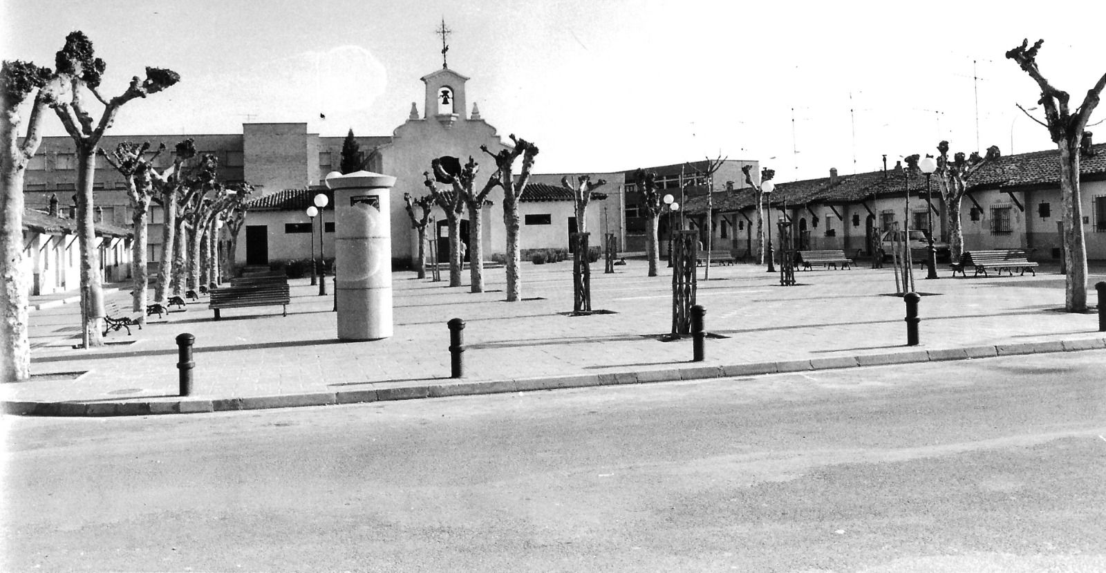 Imagen antes - Imagen de la plaza de Ballesteros hace unas décadas y en la actualidad.