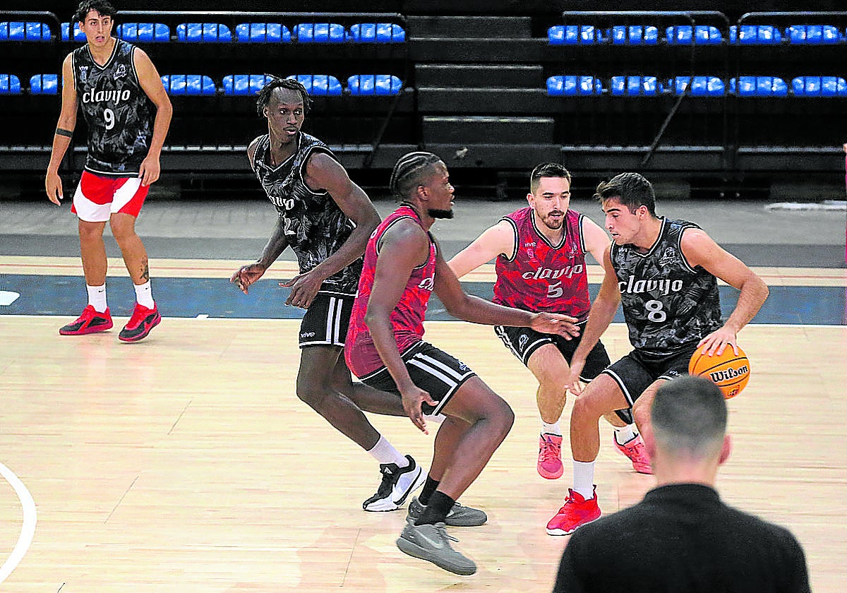 Querejeta bota ante De Miguel y Berthold en un entrenamiento en el Palacio.