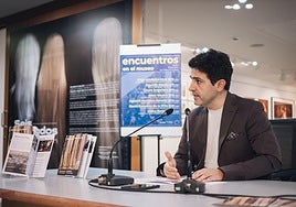 El director general de Cultura, Roberto Iturriaga, en la presentación de la programación del Museo de La Rioja para este trimestre.