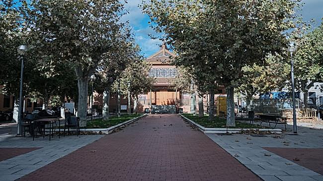 Imagen después - Imagen de la plaza de Ballesteros hace unas décadas y en la actualidad.