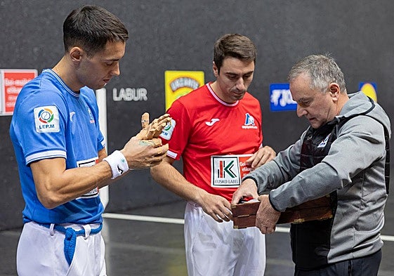 Zabala y Peio Etxeberria observan a Alústiza, responsable del material de la final.