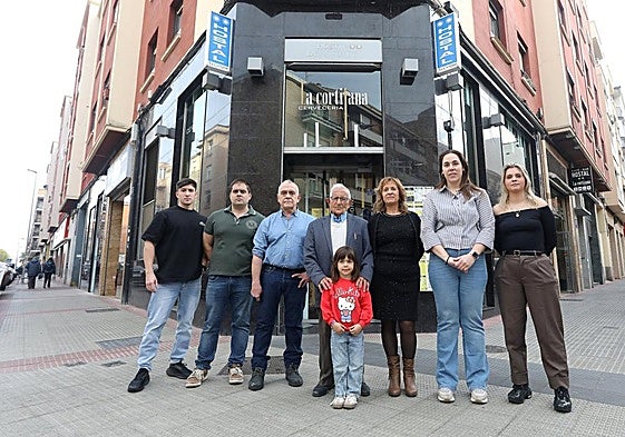 Rufino Moreno, en el centro junto a su bisnieta Carmen, acompañado de su hijo Ángel, su nuera Mari Carmen, sus nietos Ángel y Rubén; Sandra, nuera de Ángel, y Dayana, sobrina de Ángel.