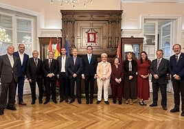 Los premiados, ayer, en el Centro Riojano en Madrid.