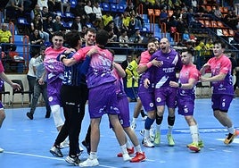 Los jugadores del Dicorpebal celebran el triunfo en Artaleku.