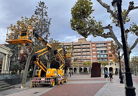 La grúa elevadora, aparcada unos metros más lejos del monumento a las Víctimas del Terrorismo de Logroño