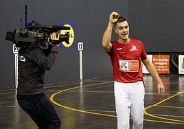 Loza saluda a la afición de Baños después de ganar en su estreno como profesional.