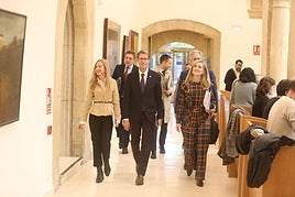 El presidente Capellán entra en el Parlamento, flanqueado por la presidenta de la Cámara, Marta Fernández Cornago, y por la portavoz del Grupo Popular, Cristina Maiso