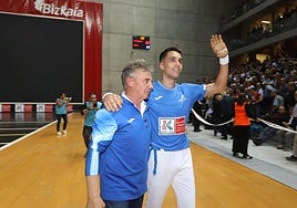 Javier Zabala, padre e hijo, se marchan de la cancha abrazados.