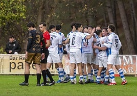 Los jugadores del Náxara celebran su primer gol ante el Alfaro.