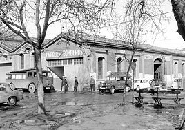 El Parque de Bomberos en los años 60 en uno de los pabellones de los antiguos Depósitos Municipales (fotografía de Teo Martínez).