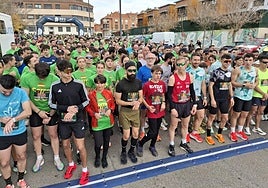 Los corredores en primera línea de salida de la I Carrera Solidaria de la Guardia Civil en Villamediana.