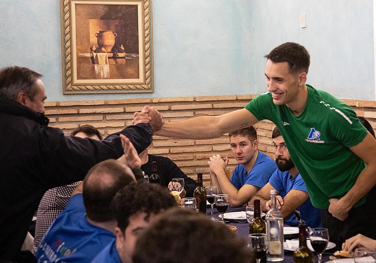 Zabala celebra su participación en la final con una cena