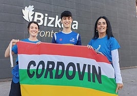 La madre y los hermanos de Zabala, frente al Frontón Bizkaia.