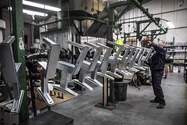 Imagen de archivo de un trabajador en una fábrica riojana.