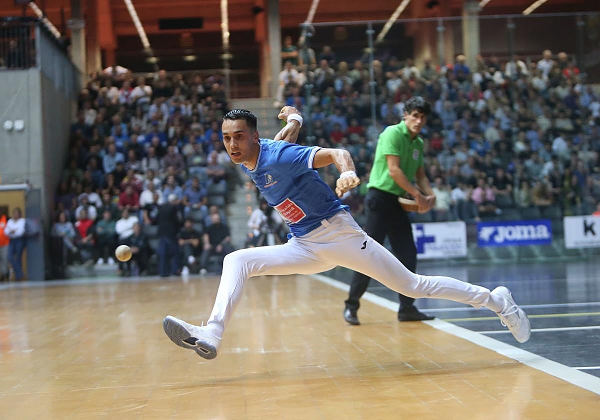 Javier Zabala corre a contracancha para alcanzar una pelota en la final del Cuatro y medio que se disputó el domingo en Bilbao.