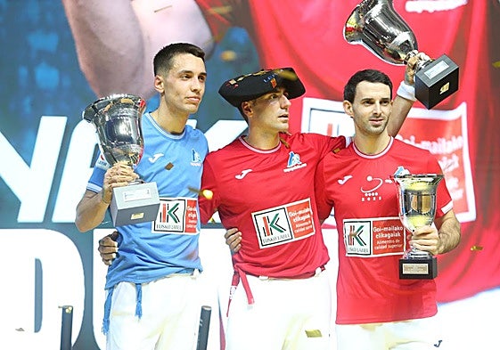 Zabala, Etxeberria y Altuna, el domingo en el podio del frontón Bizkaia.