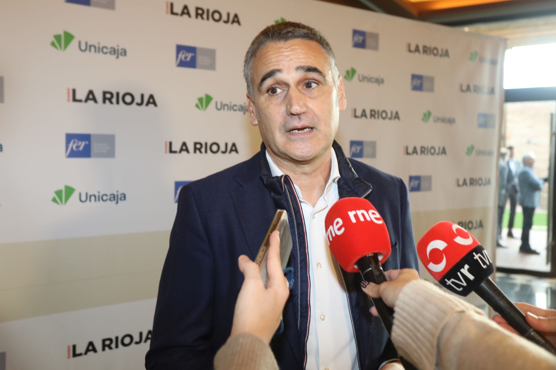 El ponente Josu Ugarte atiende a los medios de comunicación.