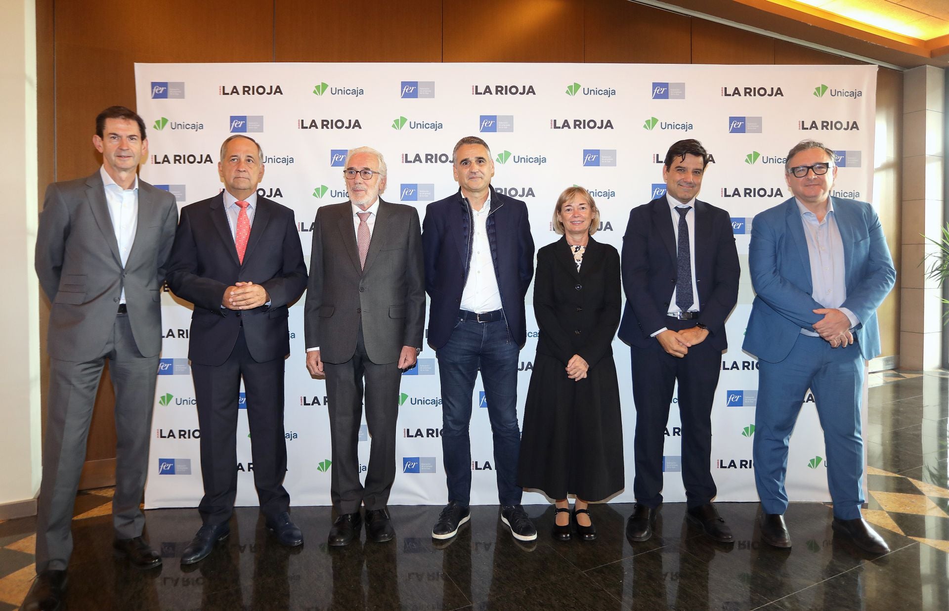 Goyo Ezama (Diario LA RIOJA), Eduardo de Luis (FER), Francisco Achiaga (Nueva Rioja), el ponente Josu Ugarte (Schneider Electric), Teresa Cobo (Diario LA RIOJA), Manuel Rubio (Unicaja) y Luis Pérez (ADER).