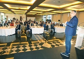 Empresarios y representantes políticos e institucionales siguen con atención la intervención del presidente de Schneider Electric en España.