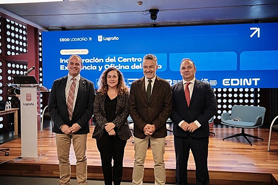 Francisco Iglesias, Beatriz Arraiz, Conrado Escobar y Jaime Carnicero durante el acto de este lunes.