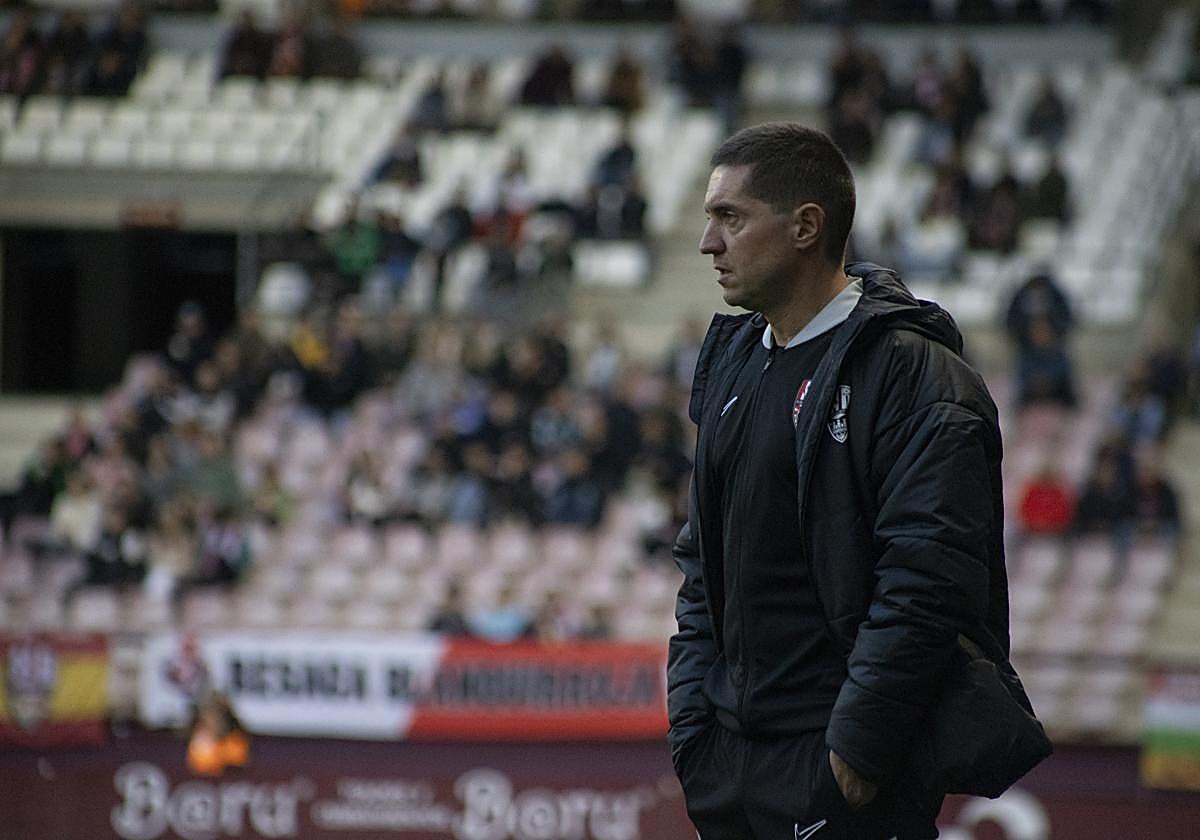 Unai Mendia, serio en el partido disputado el domingo en Las Gaunas entre la UDL y el Eibar B.