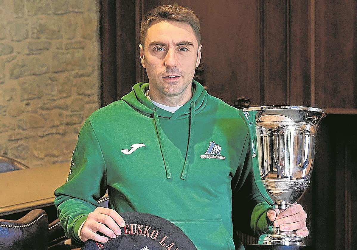 Peio Etxeberria con la chapela de campeón del Cuatro y medio y el trofeo en el Castillo de Gorráiz.