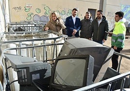 Visita de las autoridades y responsable de FCC en La Rioja al nuevo punto de recogida de residuos domésticos de Calahorra, ayer.
