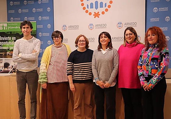 Representantes de las fundaciones Pioneros y la Caixa presentaron ayer el proyecto en el Ayuntamiento junto a la alcaldesa Rosa Herce.