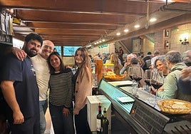 Decenas de vecinos, amigos y familiares se acercaron a festejar la inauguración del bar con la familia.
