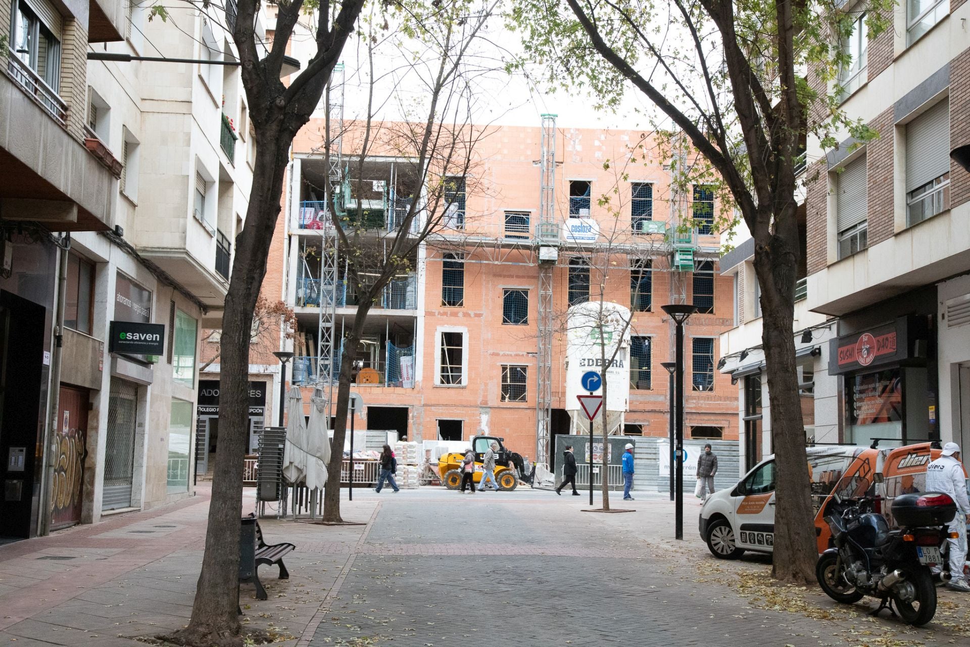 Imagen principal - Las obras de la residencia de estudiantes de Juan XXIII concluirán en primavera para abrir en el curso 2026-2027