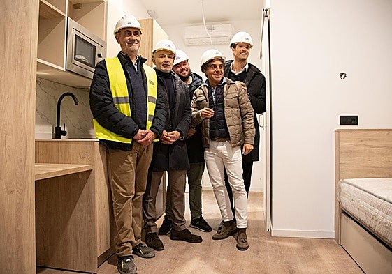 Autoridades y responsables, este martes, en la habitación 'piloto'.