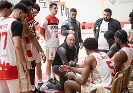 Arbués se dirige a sus pupilos en el choque contra Cáceres.