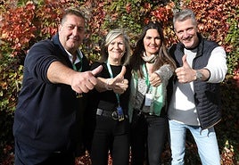 Manuel Pérez, Chus Acha, Naiara Peña y Pablo Gómez, a las puertas del Cibir y del Hospital San Pedro.