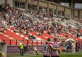 La afición de la SDL celebra un gol de Sergio Gil ante el Eibar B.